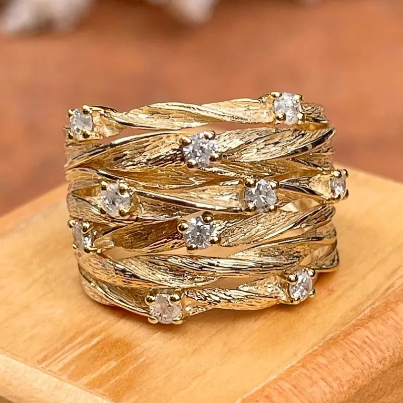 Goldener Damenring mit Zirkonia, geflochtenes Design, eleganter Schmuck, Geschenkidee.
