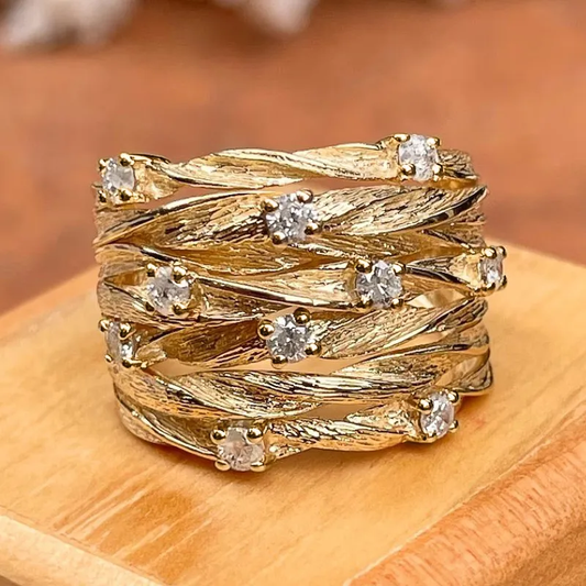 Goldener Damenring mit Zirkonia, geflochtenes Design, eleganter Schmuck, Geschenkidee.