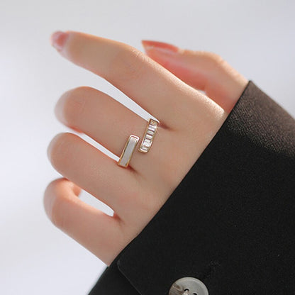 Goldener offener Ring mit rechteckigen Zirkonia-Steinen, elegantes Schmuckdesign für Damen.