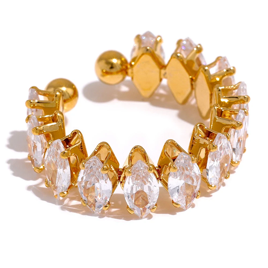 Goldener Ohrclip mit Kristallen, eleganter Modeschmuck, funkelndes Accessoire für Damen.