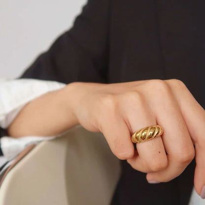 Goldener Ring, gedrehtes Design, an Hand getragen, Schmuck, modisch, elegant, Damenaccessoire.
