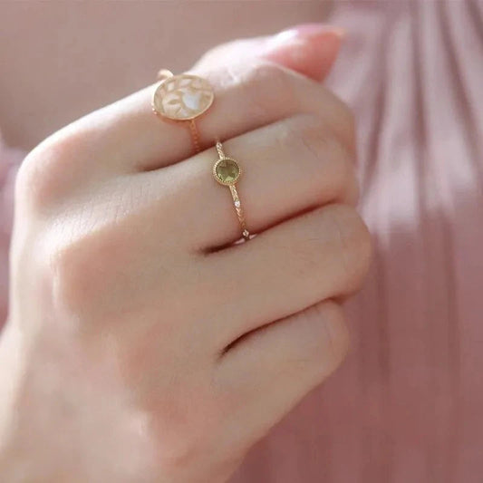 Goldener Damenring mit grünem Stein, elegantes Design, Schmuck für Frauen, modisches Accessoire.