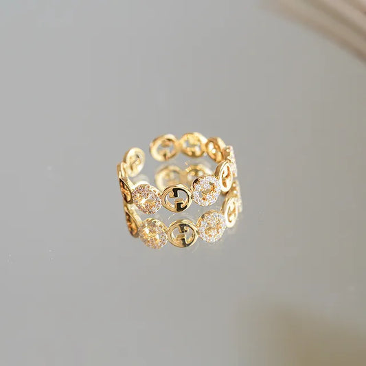 Goldener Damenring mit Zirkonia, filigranes Design, luxuriöser Schmuck, modisches Accessoire.