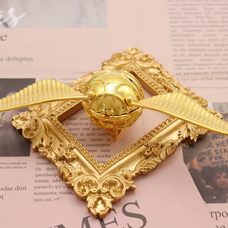 Goldener Schnatz auf barockem Bilderrahmen, dekorativ, Harry Potter, Geschenkidee, Sammlerstück.