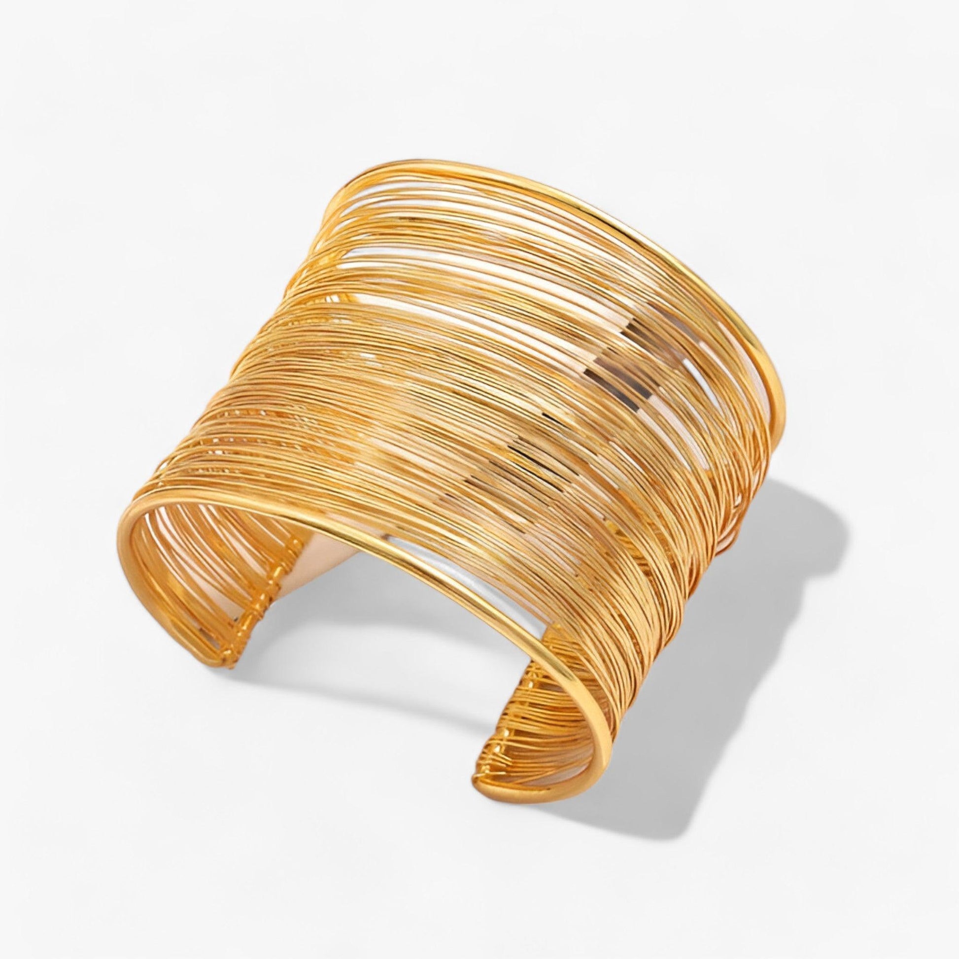Goldenes Armreif aus Draht, modernes Design, Schmuckaccessoire, elegantes Mode-Statement.
