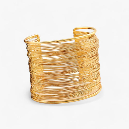 Goldenes Armreif aus Draht, breites Design, eleganter Schmuck, modisches Accessoire.