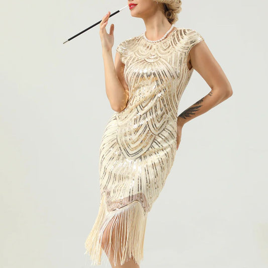 Frau in goldfarbenem Paillettenkleid mit Fransen, 1920er Jahre Stil, elegantes Abendkleid.