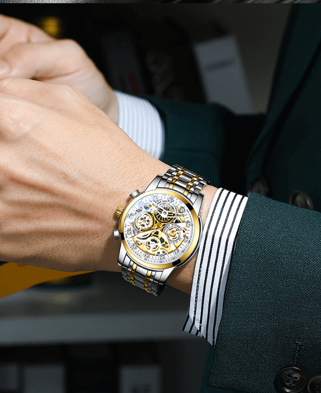 Luxus-Herrenuhr mit silber-goldenem Edelstahlarmband und skelettiertem Zifferblatt.