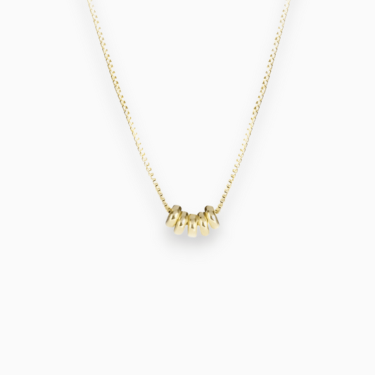 Goldene Halskette mit fünf Ringen, elegantes Schmuckdesign, Damenaccessoire, modisch.