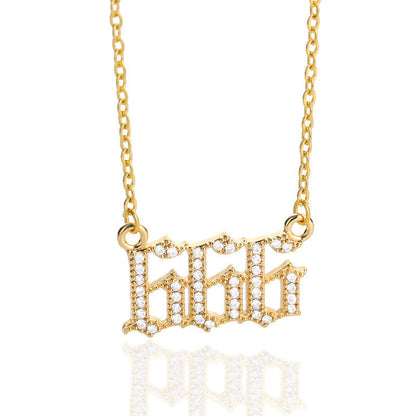 Goldene Halskette mit "666"-Anhänger, verziert mit funkelnden Diamanten, modisches Schmuckstück.