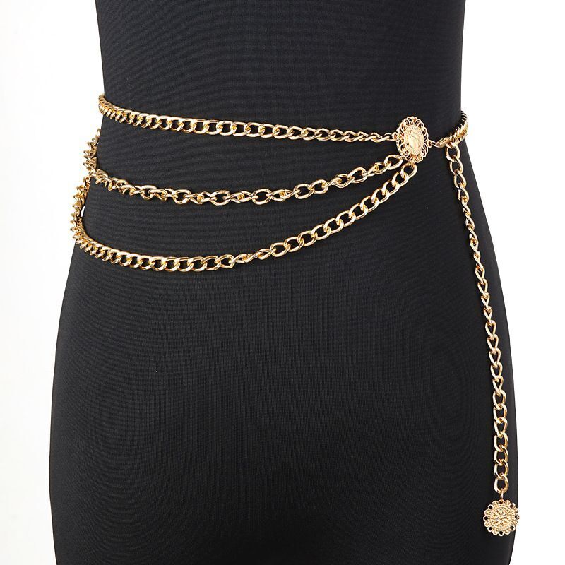 Goldene Kettengürtel Damenmode, dreifach gewickelt, elegantes Accessoire, Metall, glänzend.