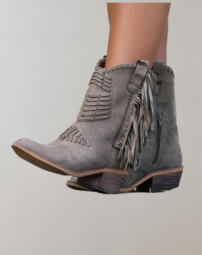 Graue Wildleder-Stiefeletten mit Fransen, Reißverschluss, niedriger Absatz, Damenmode.