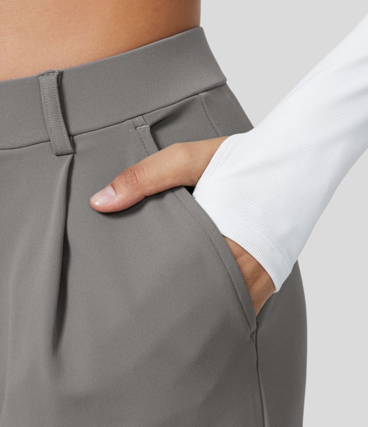 Graue Damenhose mit hoher Taille, Hand in Tasche, elegantes Design, Business-Mode.