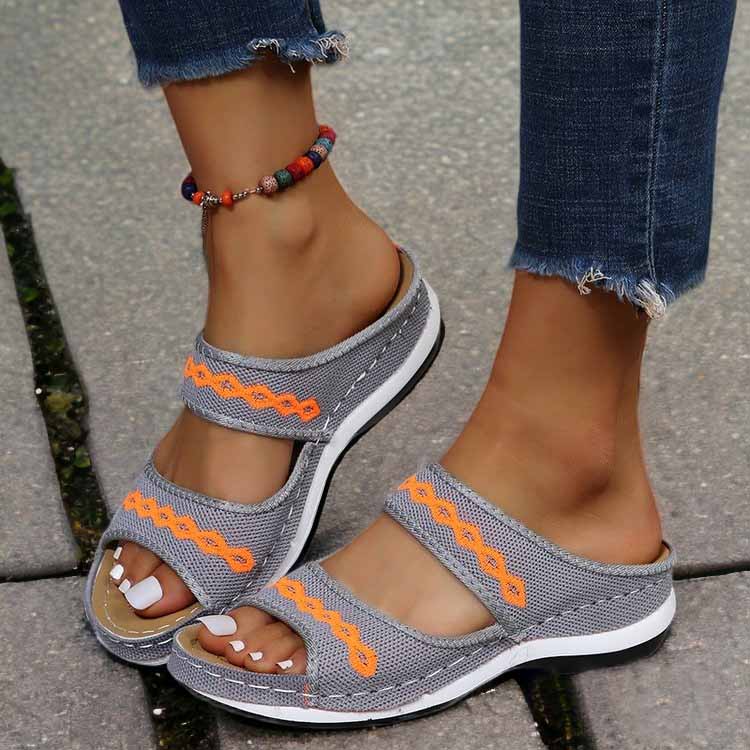 Graue Damen-Sandalen mit orangefarbenen Details, bequem, modisch, ideal für Sommeroutfits.