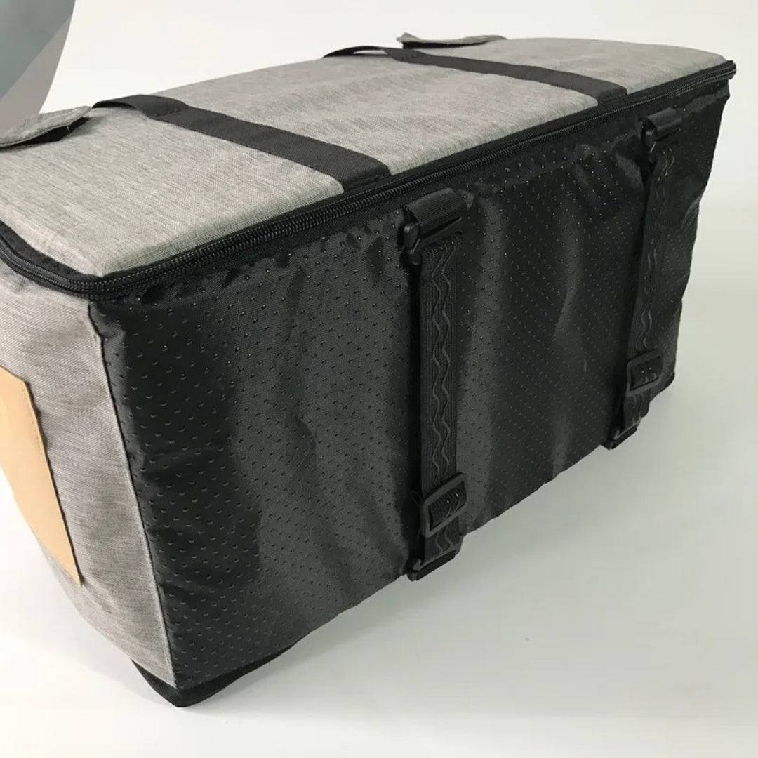 Graue und schwarze Kühltasche, isoliert, mit Reißverschluss, ideal für Picknicks und Reisen.