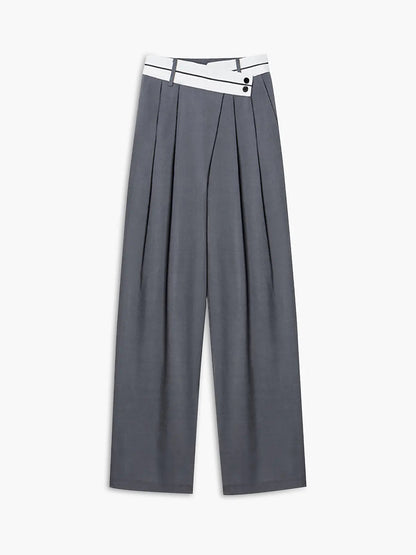 Graue Damenhose mit weitem Bein, weißem Bund, eleganter Faltenwurf, modische Damenbekleidung.