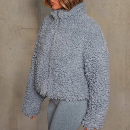 Frau in grauer Teddyjacke, Wintermode, flauschig, warm, modisch, Damenbekleidung, Streetwear.