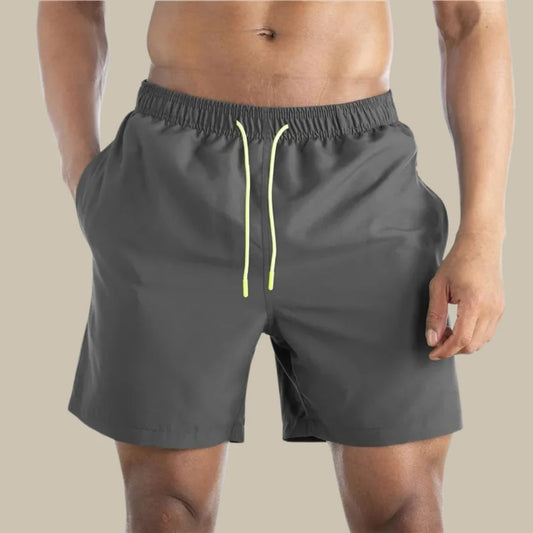 Graue Herren-Badeshorts mit gelbem Kordelzug, elastischer Bund, bequem, schnell trocknend.