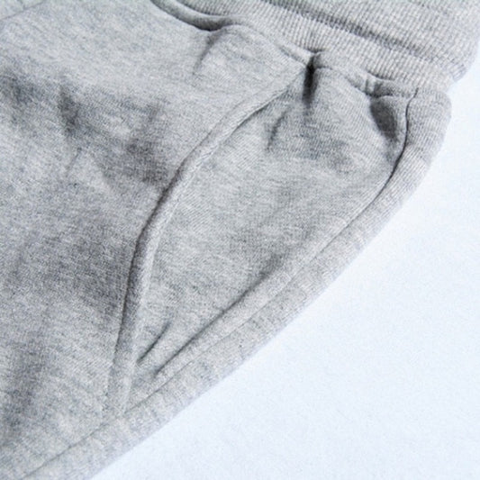 Graue Jogginghose aus Baumwolle, Nahaufnahme, weicher Stoff, bequeme Sportbekleidung