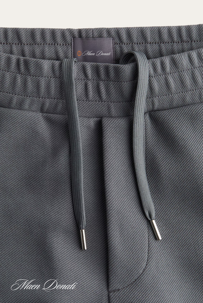 Graue Jogginghose mit Kordelzug, Mikrofaser, bequem, sportlich, Herrenmode, Nahaufnahme.