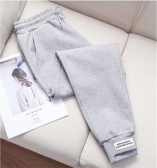 Graue Jogginghose aus Baumwolle, elastischer Bund, lässig, bequem, Sportmode, Damenbekleidung.