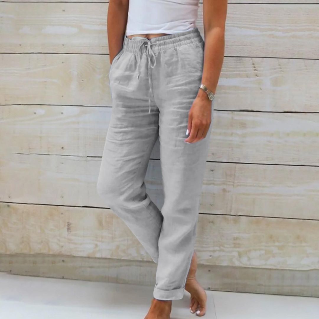 Frau in grauer Leinenhose, lässig, bequem, Sommermode, Damenbekleidung, Holz-Hintergrund.