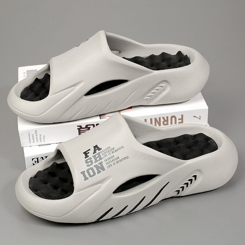 Graue Unisex-Sandalen mit Schriftzug, rutschfeste Sohle, modisch, bequem, für Freizeit.