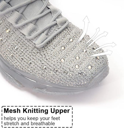 Grauer Sneaker mit Mesh-Obermaterial, atmungsaktiv, dehnbar, mit Strasssteinen verziert.