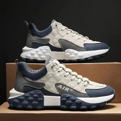 Graue und blaue Sneaker, Herren, mit dicker Sohle, modisch, sportlich, bequem, auf Karton.