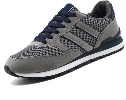 Grauer Sneaker mit blauen Akzenten, atmungsaktives Mesh, sportlicher Freizeitschuh für Herren.