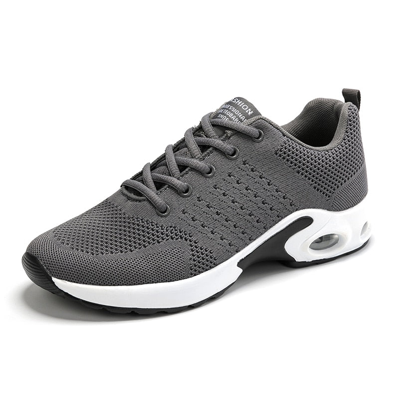 Grauer Sportschuh aus Mesh, atmungsaktiv, rutschfeste Sohle, ideal für Laufen und Fitness.