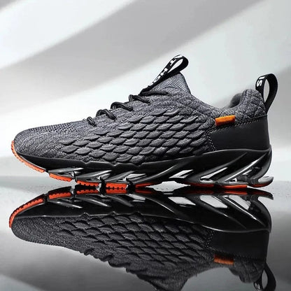 Grauer Sportschuh mit orangen Akzenten, atmungsaktives Mesh, reflektierende Sohle.