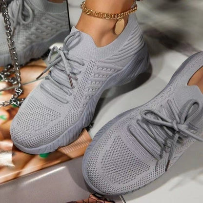 Graue Damen-Sneaker aus Strickmaterial, modisch, bequem, atmungsaktiv, ideal für Freizeit.