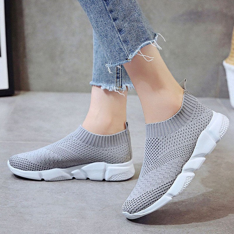 Graue Damen-Sneaker aus Strickstoff, atmungsaktiv, rutschfest, modisch, bequem.