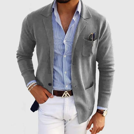 Graue Herren-Strickjacke, elegant, über blau-weiß gestreiftem Hemd, modisch, stilvoll.