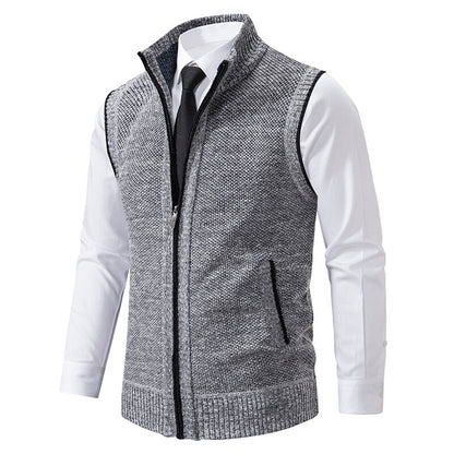 Graue Strickweste mit Reißverschluss, Herrenmode, über weißem Hemd, eleganter Stil.
