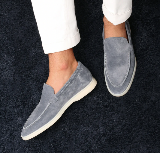 Graue Herren-Lederloafer, Wildleder, elegante Freizeitschuhe, weiße Sohle, stilvoll, bequem.
