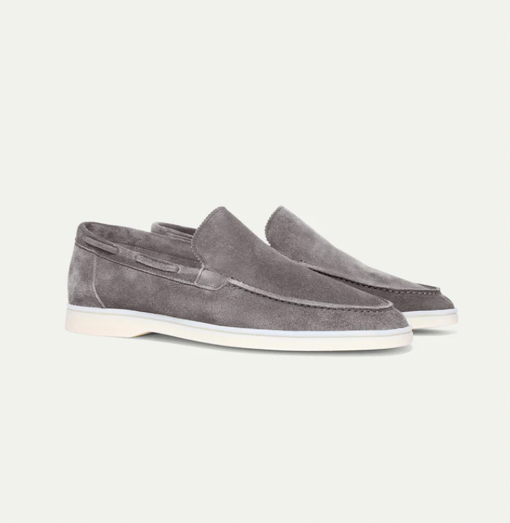 Graue Wildleder-Loafer für Herren, stilvoll und bequem, mit weißer Sohle.