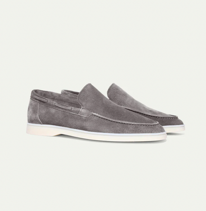 Graue Wildleder-Loafer für Herren, stilvoll und bequem, mit weißer Sohle.