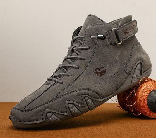 Grauer Herren-Wildlederstiefel mit Klettverschluss, rutschfeste Sohle, modisches Design.
