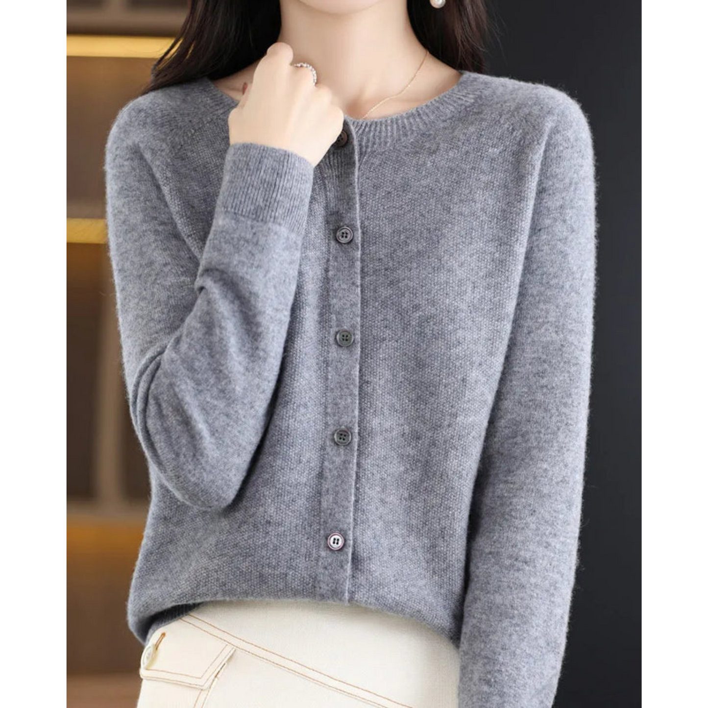 Grauer Damen-Cardigan aus Wolle, Knopfleiste, langärmelig, elegant, modisch.