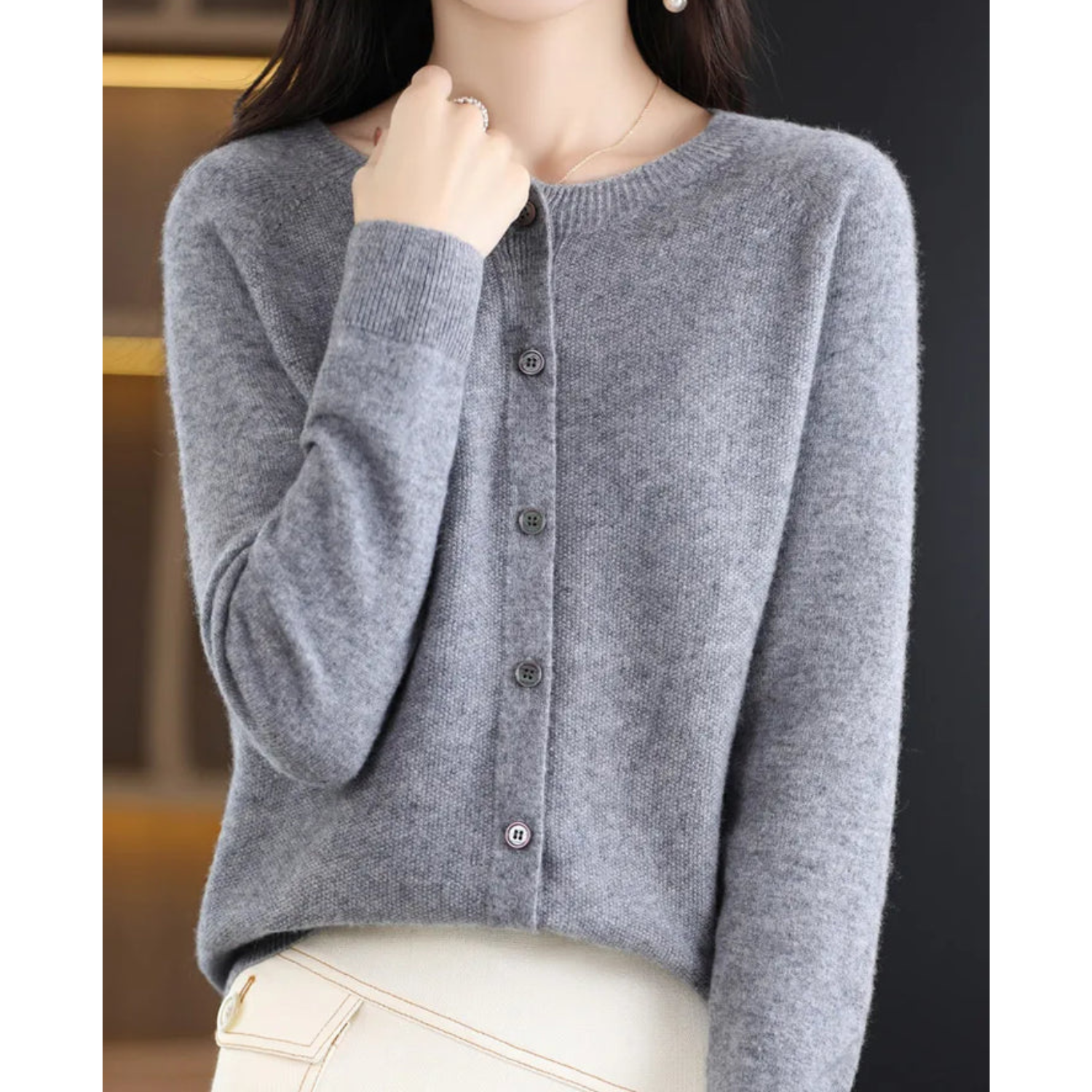 Grauer Damen-Cardigan aus Wolle, Knopfleiste, langärmelig, elegant, modisch.