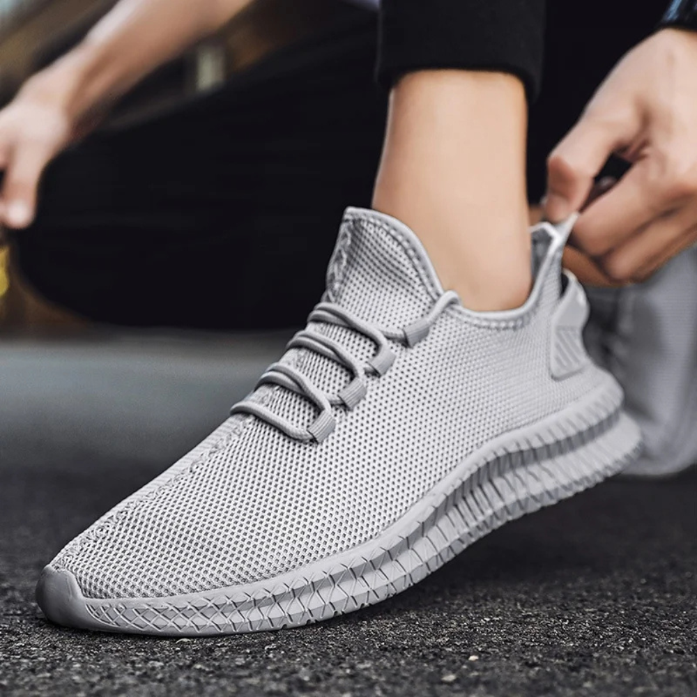 Grauer Herren-Sneaker, atmungsaktives Mesh, sportlich, bequem, modisch, Straßenstil.