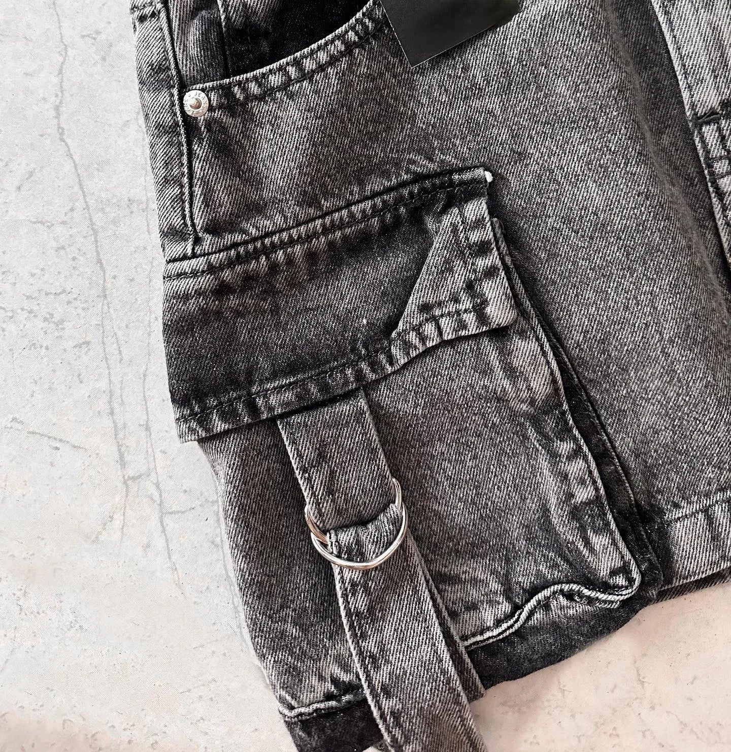 Graue Denim-Minirock mit mehreren Taschen, A-Linie, Y2K-Stil, Harajuku-Mode.
