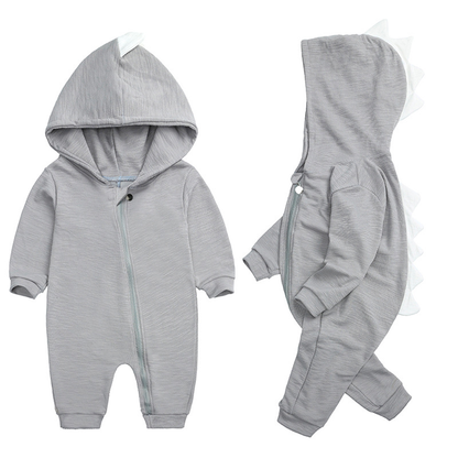 Grauer Baby-Dinosaurier-Overall mit Kapuze und Reißverschluss, weiches Material.