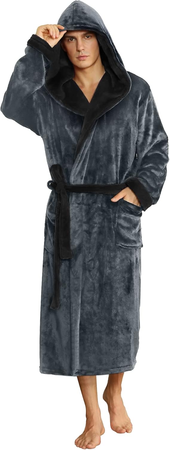 Mann im grauen Fleece-Bademantel mit Kapuze, Taschen und Gürtel, gemütlich, warm.