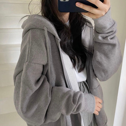 Frau in grauem Kapuzenpullover, Selfie, gemütliche Mode, Freizeitkleidung, Baumwolle.