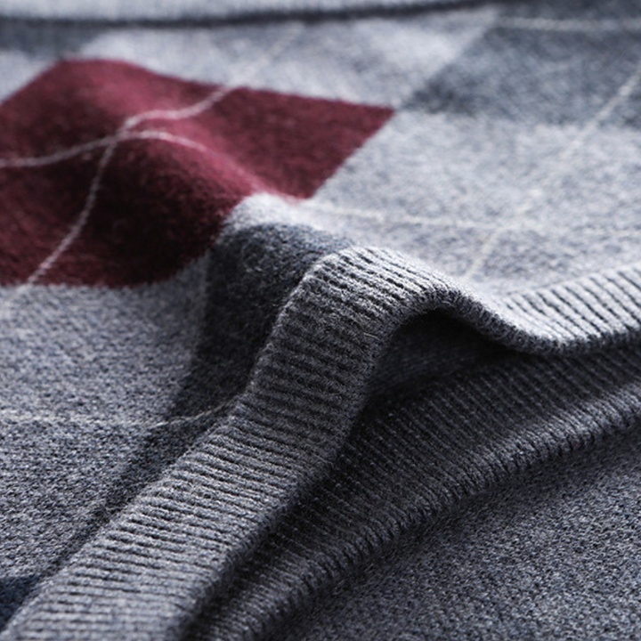 Grauer Wollpullover mit Karomuster, weiches Material, modisches Design, warme Winterkleidung.