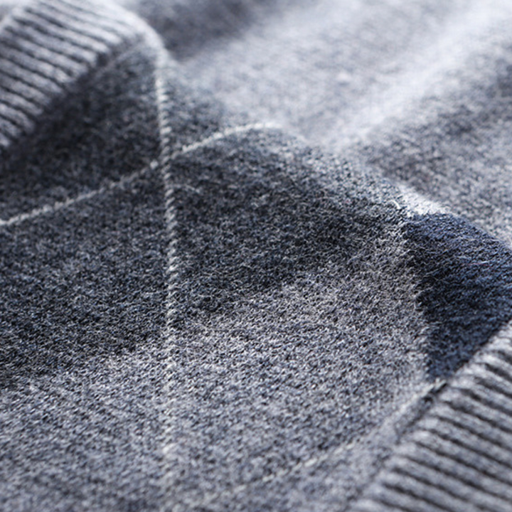 Grauer Wollpullover mit Argyle-Muster, weiches Material, Nahaufnahme, Herrenmode.