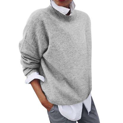 Grauer Damenpullover aus Wolle, lässig, modisch, Herbstmode, bequem, warm, elegantes Design.